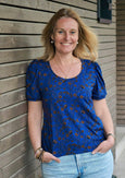 Ida Damen-Shirt Schnittmuster mit Puffärmeln und floralem Muster in Königsblau – Konfetti Patterns