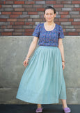 Ida Damen-Shirt mit Puffärmeln und floralem Muster in Königsblau – Konfetti Patterns
