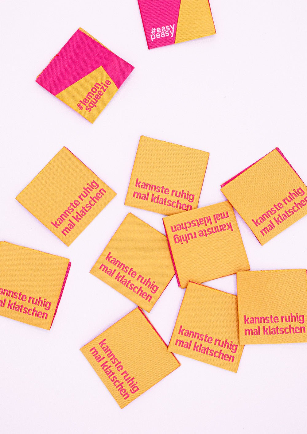 Gelbfarbenes Webetikett mit der frechen Aufschrift "kannste ruhig mal klatschen" in Grapefruit. Ein echtes Highlight für selbstgemachte Kleidung!