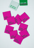 Pinkes Webetikett mit dem Schriftzug "makes me happy" in weißer Schrift. Hochwertiges Label, das Freude und Zufriedenheit beim Nähen ausdrückt.