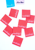 Retrorotes Webetikett mit der geschwungenen Schrift "wonderful". Stilvolles Weblabel für selbstgenähte Mode, die ein echter Hingucker ist.