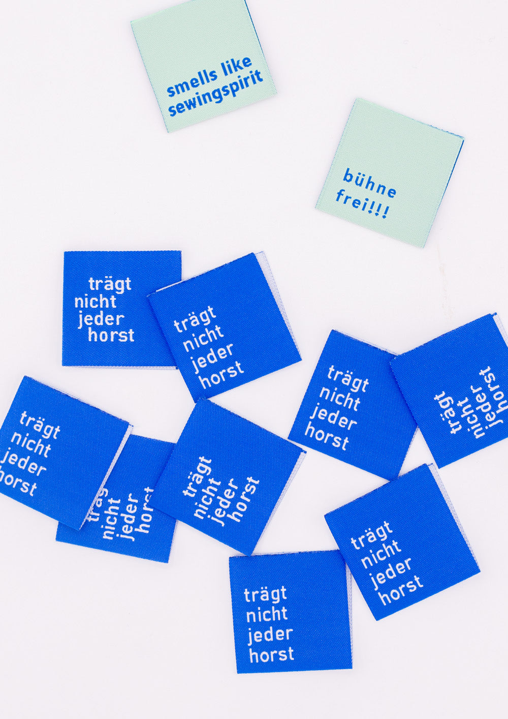 webetiketten von Konfetti Patterns mit witzigem Spruch in den Farben blau und weiß. Trägt nicht jeder Horst.