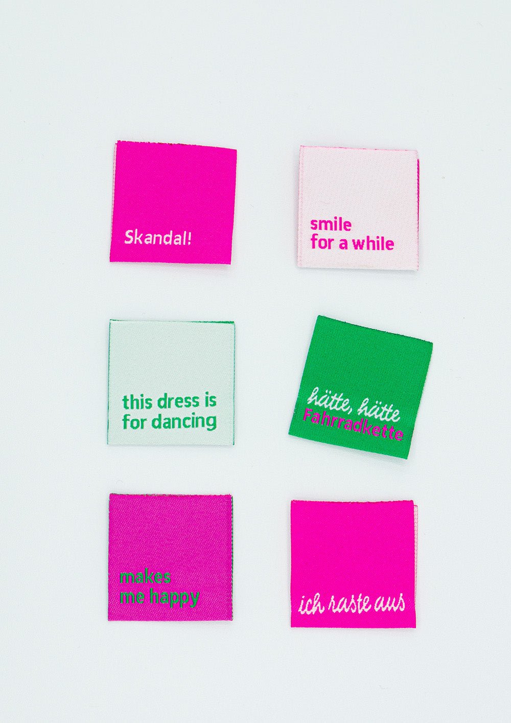 Freche Webetiketten in Pink & Kaktus von Konfetti Patterns. Hochwertige Weblabel mit Sprüchen wie "Skandal!" – ideal zum Nähen, für Kleidung & als Highlight in DIY-Projekten.
