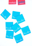 Aqua-blaues Webetikett mit der eleganten Aufschrift "tres chic". Hochwertiges Weblabel von Konfetti Patterns – perfekt für Nähen, Kleidung & DIY-Projekte.