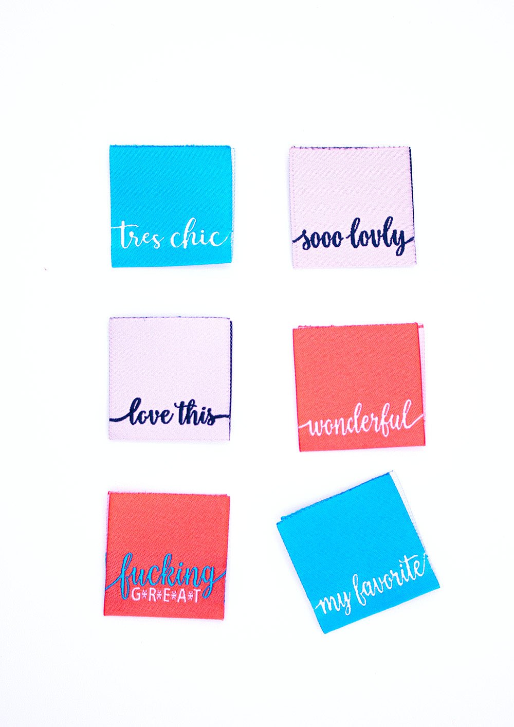 Webetiketten-Set Retrorot & Aqua von Konfetti Patterns – Sechsteiliges Weblabel-Set mit stilvollen Schriftzügen wie "tres chic", "sooo lovely" & "fucking great". Hochwertige Etiketten für Nähen, Kleidung, DIY-Projekte & Accessoires. Perfektes Highlight für selbstgemachte Mode.