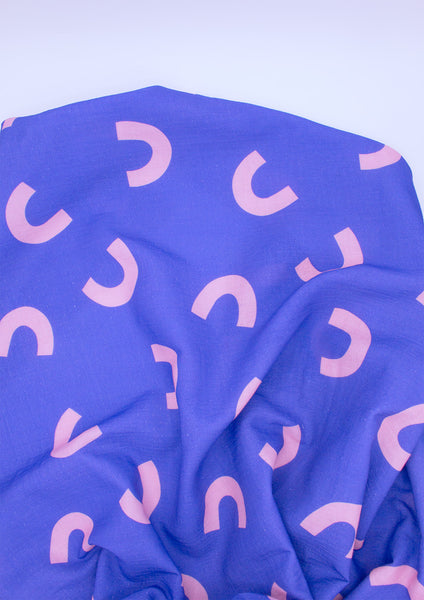 musselin-meterware-blau-mit-grafischem-muster