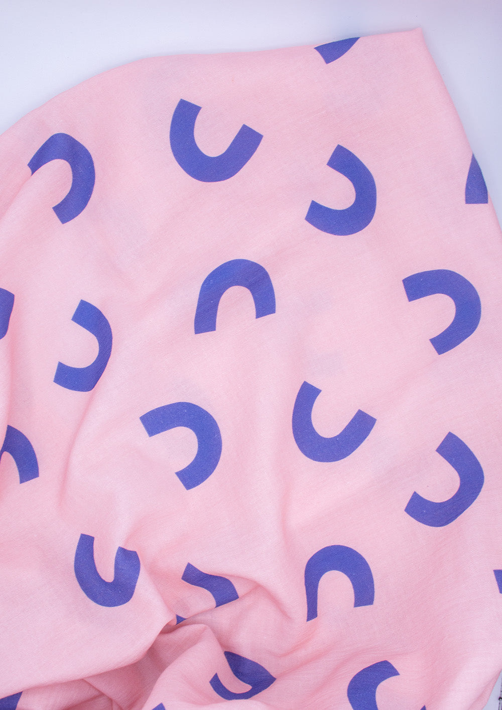 musselin-stoff-rosa-mit-blau-halbkreise