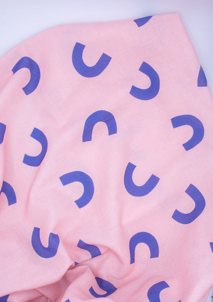 musselin-stoff-rosa-mit-blau-halbkreise