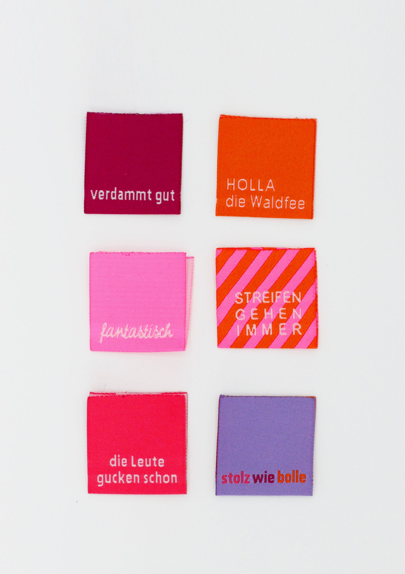 Webetiketten-Set „pinky/orange“ mit 6 frechen Designs in Pink, Orange & Lila zum Aufnähen. Ideal für auffällige Kleidung, Taschen & kreative DIY-Projekte.